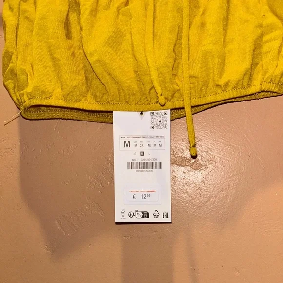 Brand New With Tags ZARA Yellow
Cropped Halter Top. Women's size Medium. - Picture 8 of 8